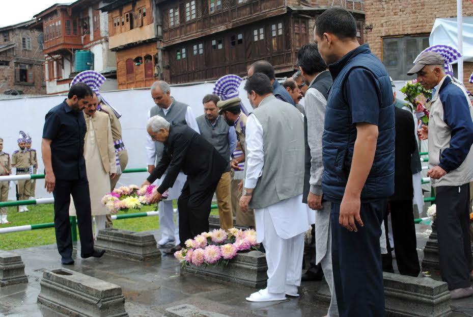 CM, Omar, Mir pay floral tributes to martyrs of 1931
